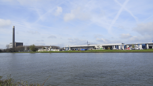 907239 Gezicht over het Amsterdam-Rijnkanaal vanaf de Keulsekade te Utrecht op de Isotopenweg, met langs de weg ...